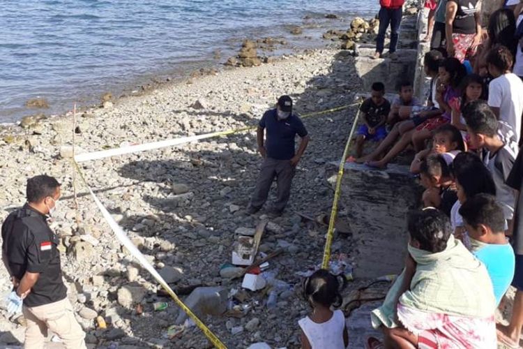 Aparat Polsek Teluk Ambon melakukan olah tempat kejadian perkara di lokasi penemuan mayat bayi di Pantai Desa Wayame, Kecamatan Teluk Ambon, Selasa (10/9/2019) Foto Humas Polres Pulau Ambon