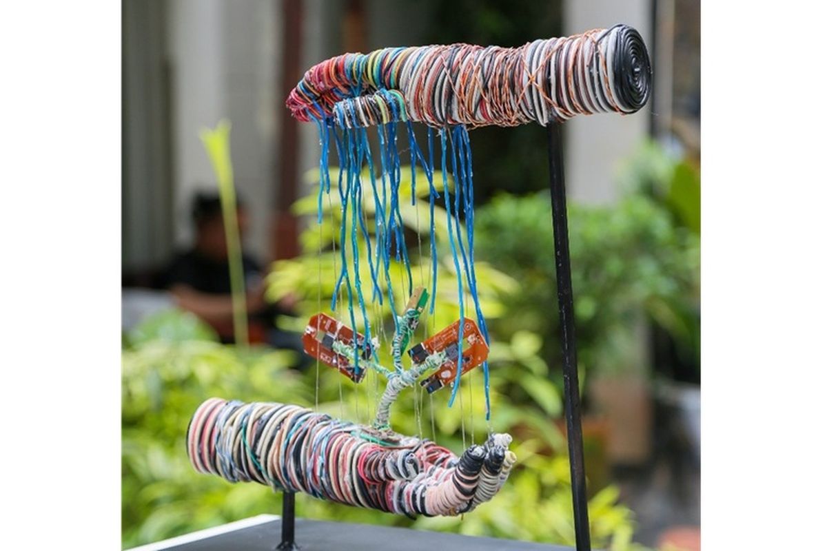 Karya seni instalasi berbahan sampah elektronik (e-waste) di SD Negeri 08 Ragunan merupakan hasil kolaborasi LG dengan Angelika Saraswati