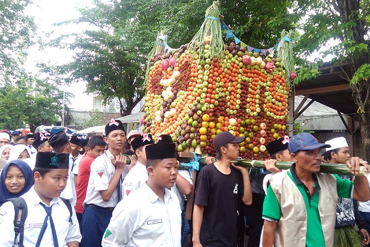 Salah satu gunungan besar berisi buah-buahan dan sayuran, saat diarak warga Desa Pongangan, Kecamatan Manyar, Gresik, Jawa Timur dalam Peringatan Haul KH Syafii, Selasa (16/1/2018).
