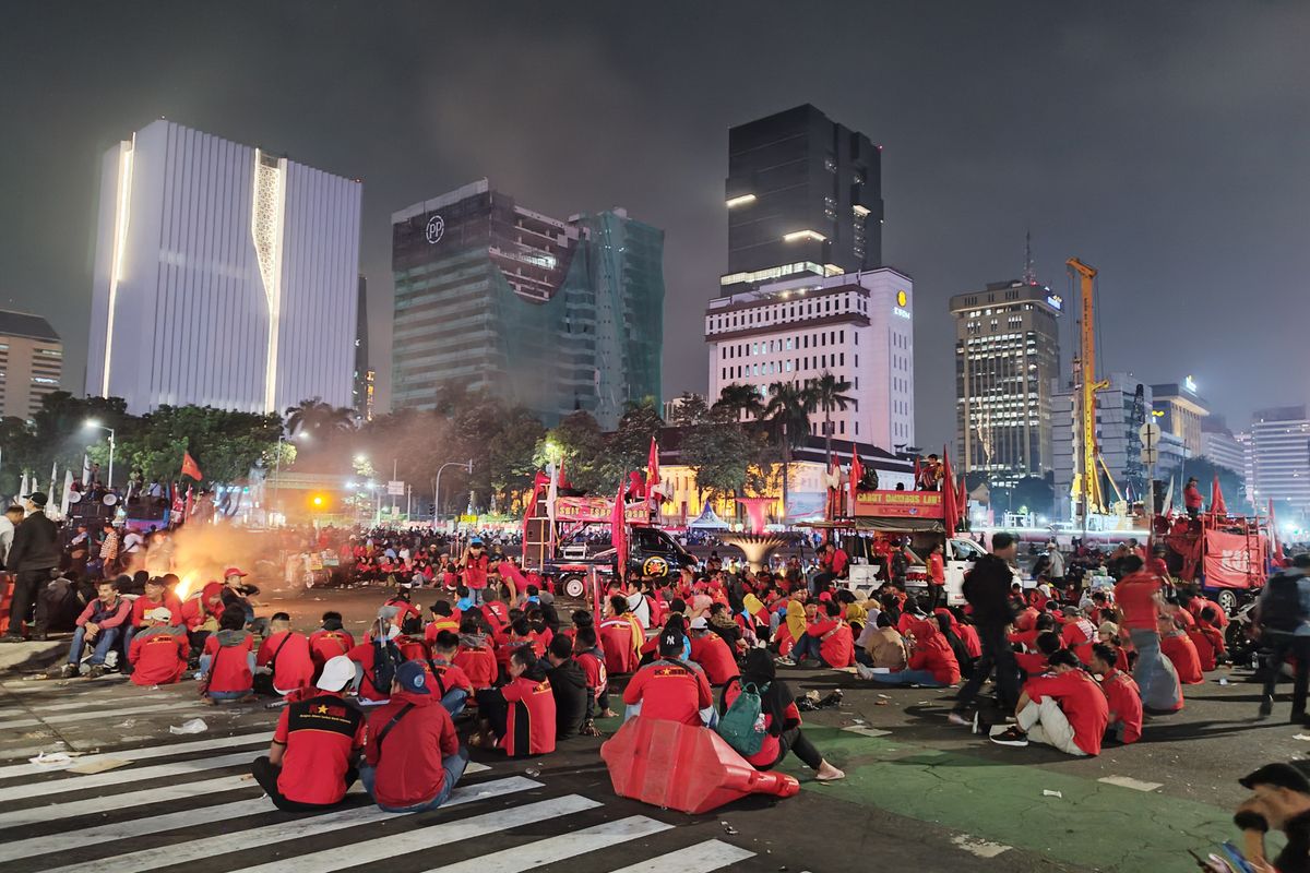 Ribuan massa buruh tertib dengarkan orasi di depan Patung Kuda Arjuna Wiwaha, Gambir, Jakarta Pusat, Kamis (10/8/2023). (KOMPAS.com/XENA OLIVIA)