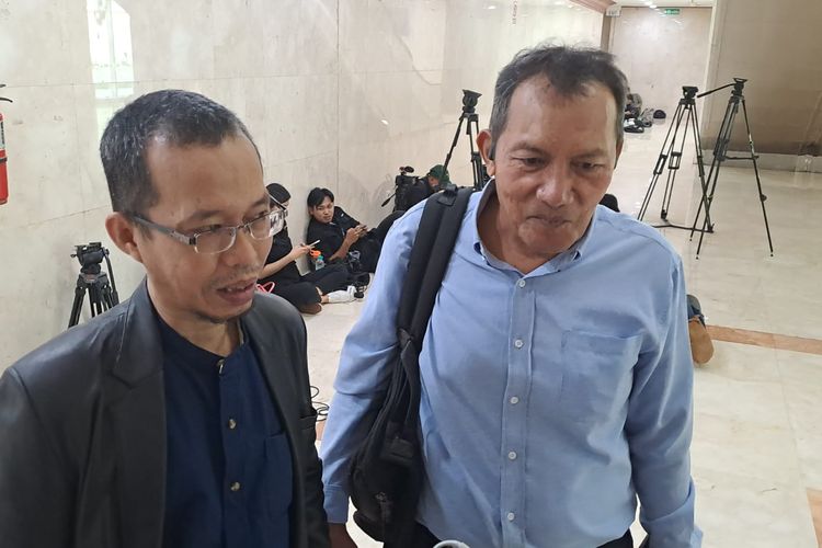 Mantan Wakil Ketua KPK Saut Situmorang (kanan) saat ditemui di Gedung DPR, Senayan, Jakarta, Kamis (8/6/2023). 