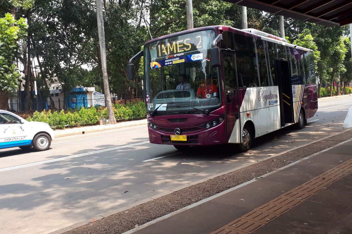 Shuttle bus royal trans disediakan khusus di kawasan Gelora bung Karno, Jakarta Pusat bagi pengunjung dan penonton yang memiliki akses masuk. Foto diambil Senin (20/8/2018).