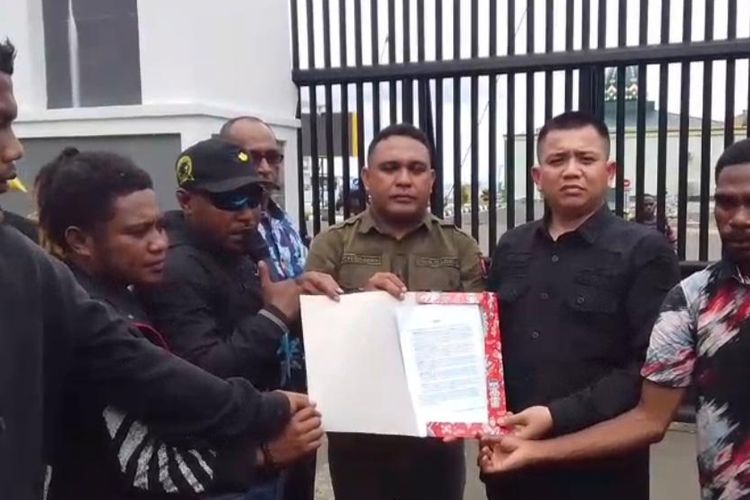 Aktivis Geruduk Kejati Papua Barat, Desak Selidiki Dugaan Korupsi Rp 132 M dari APBD Teluk Bintuni
