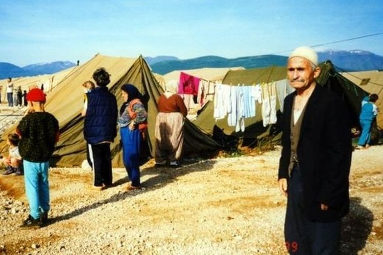 UEA mendirikan kamp pengungsian bagi warga Kosovo di wilayah perbatasan Kosovo-Albania, akhir dekade 1990-an.