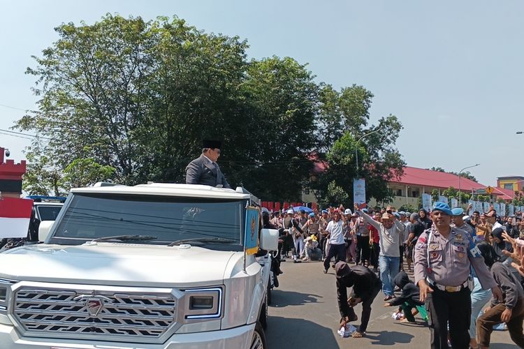 Di Balik Sorak Sambut Prabowo di HUT Bhayangkara, Warga Titip Harapan Sembako Murah hingga Lapangan Kerja