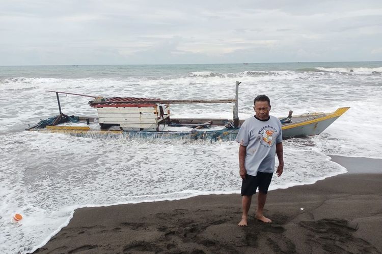 Makmur (56) nelayan asal Kabupaten Lebak, Provinsi Banten ditemukan selamat di Kabupaten Tasikmalaya, Jawa Barat setelah dilaporkan hilang di Samudera Hindia, Jumat (27/1/2023).
