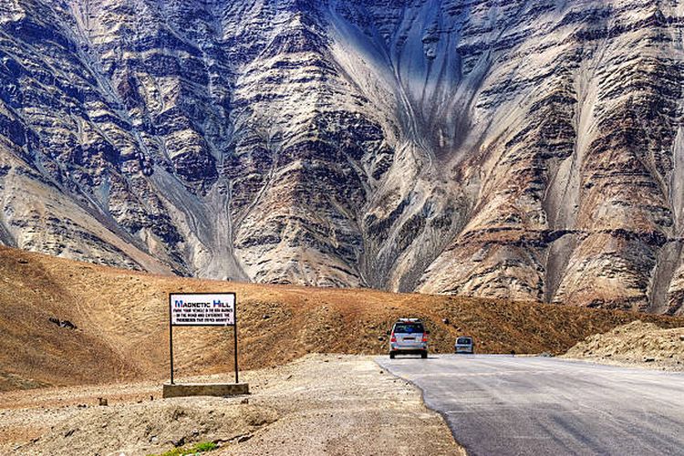 Ilustrasi Magnetic Hill di India, salah satu tempat teraneh di dunia.