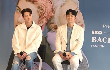 Sehun dan Chanyeol EXO atau SeChan dalam jumpa pers bersama awak media sebelum fancon EXO-SC Back to Back in Jakarta digelar pada Sabtu (4/2/2023) malam di Beach Internasional Stadium.