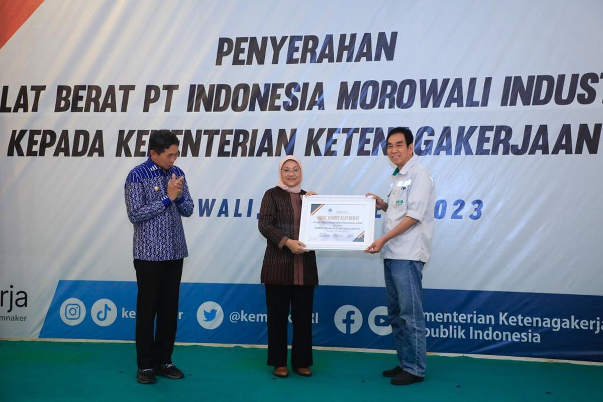 Menteri Ketenagakerjaan (Menaker) Ida Fauziyah saat menerima langsung penyerahan hibah alat berat dari PT Indonesia Morowali Industrial Park (IMIP) di Morowali, Sulawesi Tengah (Sulteng), Kamis (30/3/2023).
