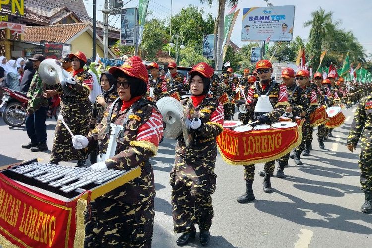 Dengan diiringi marchingband, ribuan Banser bersama badan otonom NU lainnya longmarch dari gedung PCNU menuju Taman Rakyat Slawi Ayu (Trasa) dalam peringatan Hari Santri Nasional di Kabupaten Tegal, Sabtu (22/10/2022).
