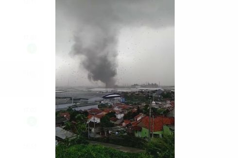 Puting Beliung Terekam Kamera Terjang Rancaekek, Puing Bangunan Beterbangan
