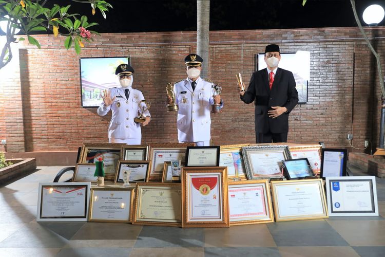 Wali Kota Madiun Maidi bersama Wakil Wali Kota Madiun Inda Raya dan Sekda Kota Madiun Rusdiyanto berfoto bersama 67 prestasi penghargaan yang diraih selama dua tahun memimpin Kota Pendekar.