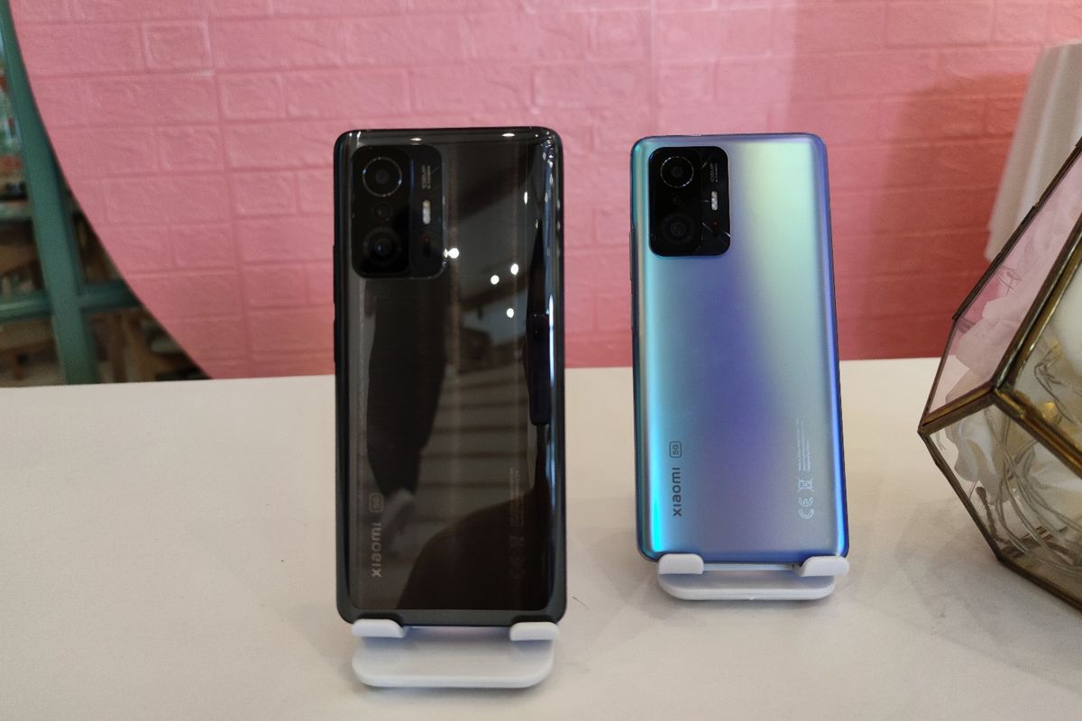 Xiaomi 11T varian warna Meteorite Gray dan Celestial Blue.