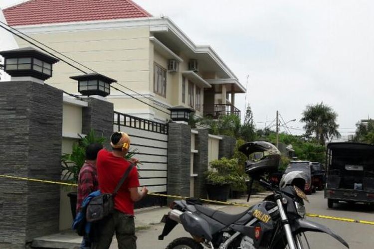 Polisi memasang garis polisi di rumah wali kota Kendari pasca ledakan . (KOMPAS.COM/ KIKI ANDI PATI)