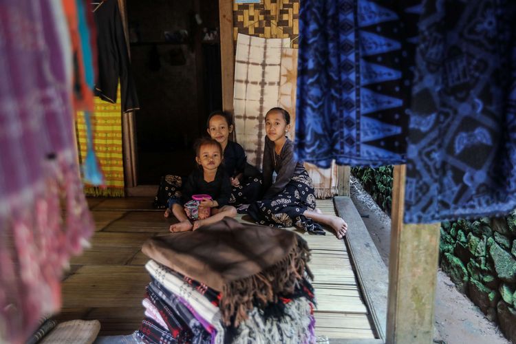 Warga Baduy Luar saat beraktivitas di desa Kanekes, Lebak, Banten, Jumat (15/10/2021).