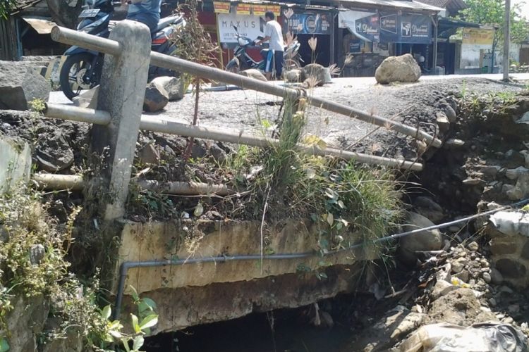 Jembatan Srogo Brangsong Kendal yang putus. KOMPAS.Com/Slamet Priyatin