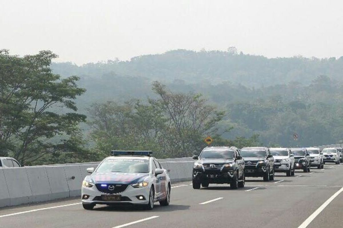 Touring komunitas mobil 