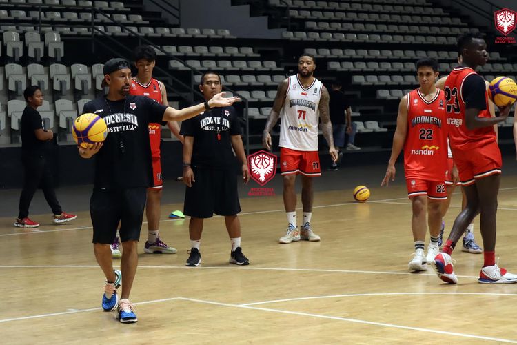 Para pemain timnas bola basket 3x3 putra Indonesia dalam sesi latihan. Mereka akan tampil dalam turnamen Asia Pacific Super Quest di Santa Rosa Laguna Filipina, 30 April - 1 Mei 2022.