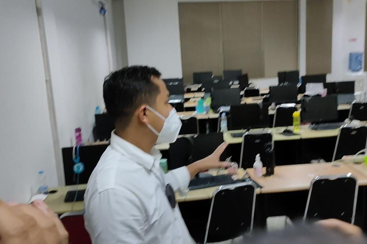 Direktorat Reserse Kriminal Khusus Polda Metro Jaya menggerebek tempat usaha pinjaman online (pinjol) ilegal yang terletak di Ruko Gading Bukit Indah, Kelapa Gading, Jakarta Utara pada Senin (18/10/2021).