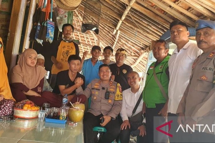 Kapolres Sukabumi AKBP Maruly Pardede saat mengunjungi korban salah tangkap oleh oknum Satreskrim Polres Sukabumi di Kecamatan Ciemas, Kabupaten Sukabumi, Jabar pada Senin (13/11/2023). 
