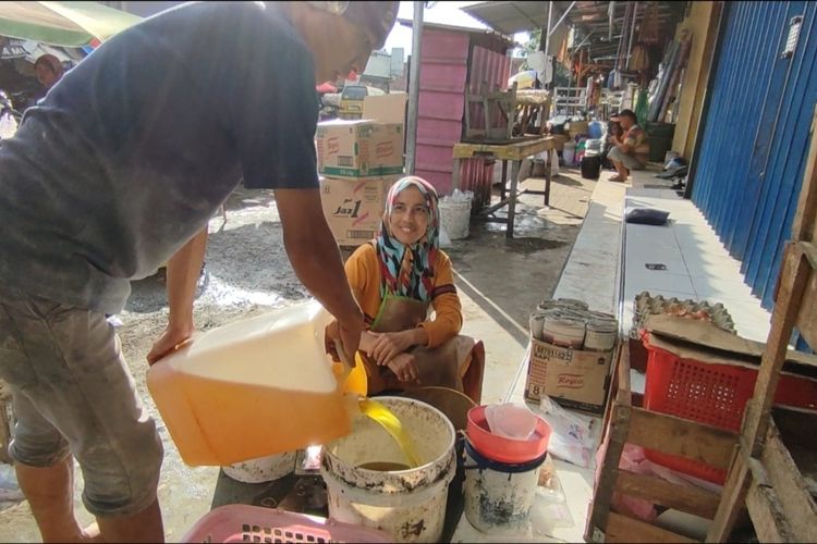 Yulia, salah satu pedagang Pasar Sumber Cirebon menyebut, banyak pembelinya mengeluhkan terkait penggunaan aplikasi peduli lindungi dan juga penyertaan fotokopi KTP. Warga mengaku sulit dan ribet. Mereka berharap penjualan kembali normal.