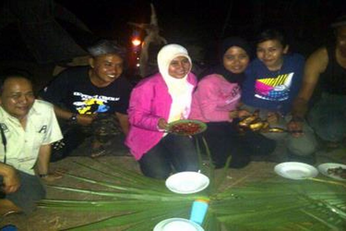Kepala BBKSDA NTT, Wiratno (paling kiri) bersama stafnya berkemah di alam terbuka dalam kawasan TWA Menipo, Kabupaten Kupang, Jumat (14/9/2012) malam.  