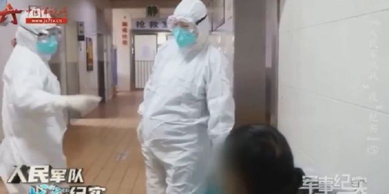Potongan video yang dirilis media pemerintah China, CCTV, menunjukkan Zhao Yu. Seorang perawat yang sedang hamil 9 bulan merawat pasien virus corona di rumah sakit militer Wuhan. Video tersebut tak pelak menimbulkan kemarahan publik.