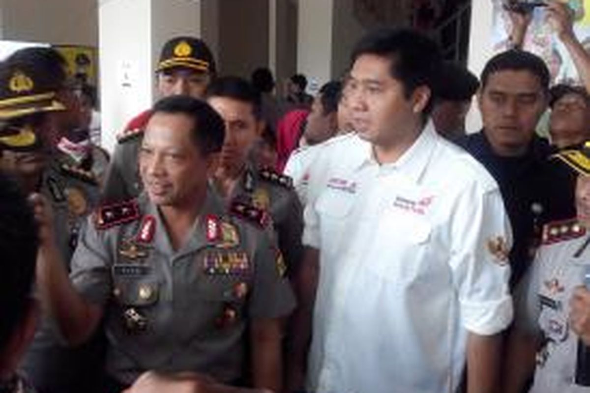 Kapolda Metro Jaya Inspektur Jenderal Tito Karnavian dan Ketua Umum Relawan Merah Putih sekaligus anggota DPR RI Maruarar Sirait mendatangi Rusunawa Jatinegara Barat, Selasa (25/8/2015).