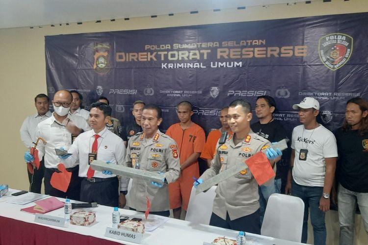Polda Sumatera Selatan melakukan gelar perkara terkait pengerusakan Saluran Transmisi Tenaga Listrik (SUTT) milik PT PLN di Kabupaten Muara Enim, Sumatera Selatan oleh tiga orang penjaga, Senin (5/12/2022).
