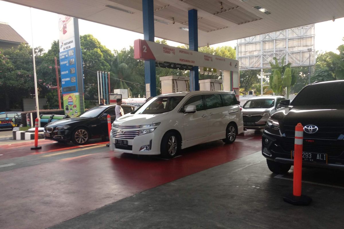 Antrean mobil di SPBU Pertamina 34.102.06 di Jalan Hang Lekir II pada Selasa (2/10/2018).