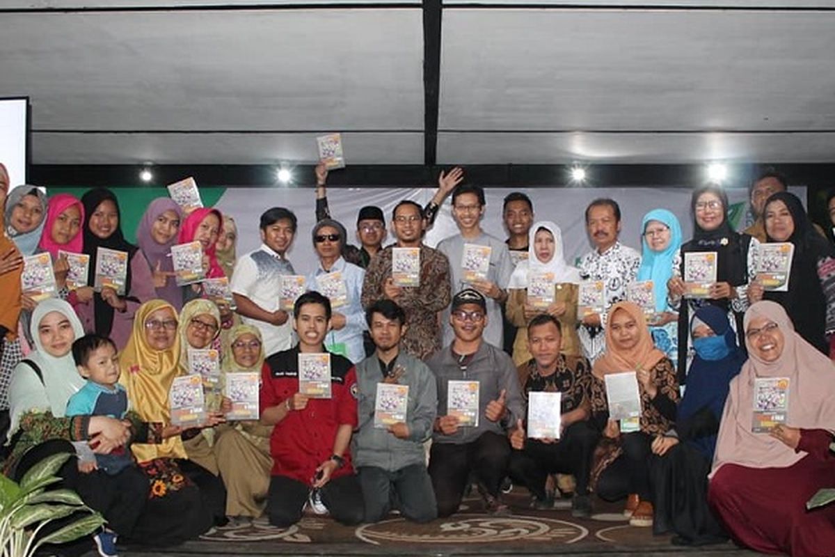 Dompet Dhuafa luncurkan buku berjudul Refleksi Guru: Nyala Juang di Tengah Keterbatasan bertempat di Microlibrary Taman Bima Bandung, Minggu (25/11/2019)