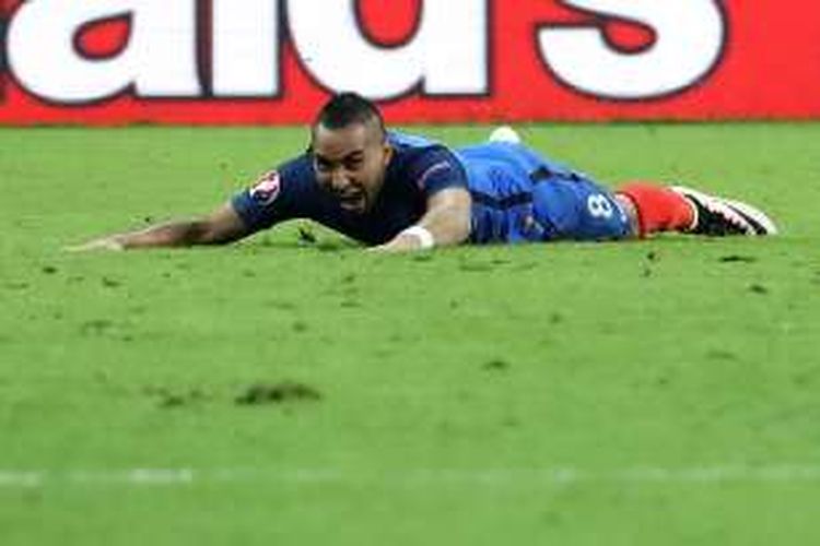 Penyerang timnas Perancis, Dimitri Payet, melakukan selebrasi setelah mencetak gol ke gawang Romania pada pertandingan pertama penyisihan Grup A Piala Eropa 2016 di Saint-Denis, Jumat (10/6/2016).