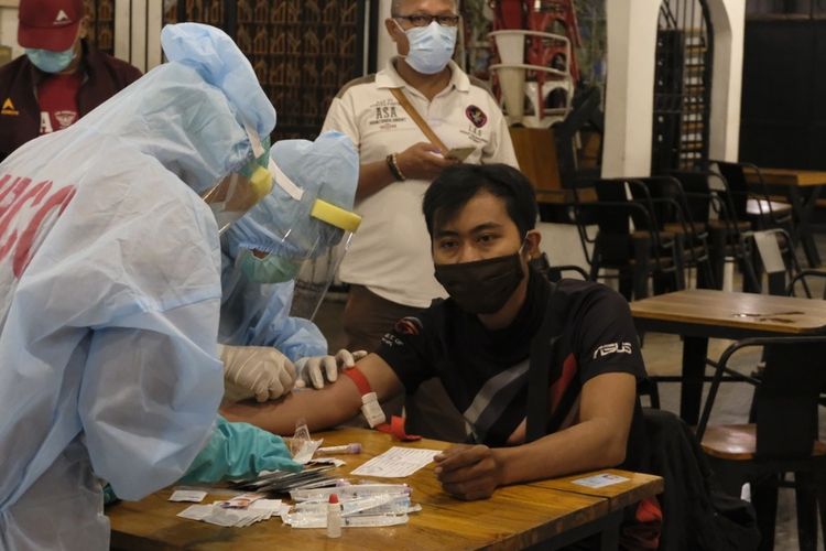 Salah satu warga Surabaya yang kedapatan sedang nongkrong di kafe dilakukan rapid test oleh tim medis daei Dinas Kesehatan Kota Surabaya.