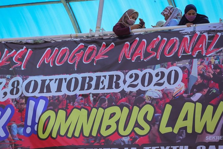 Sejumlah buruh mengikuti aksi mogok kerja di halaman PT Panarub Industry, Kota Tangerang, Banten, Selasa (6/10/2020). Aksi mogok kerja tersebut sebagai bentuk kekecewaan buruh atas pengesahan Undang-Undang Cipta Kerja yang dianggap merugikan kaum buruh. ANTARA FOTO/Fauzan/foc.