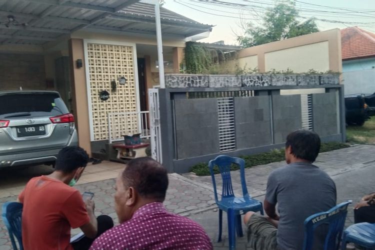 Foto: Kondisi tempat kejadian perkara di Perumahan Gang Anggrek 5 di Kelurahan Patokan, Kecamatan Situbondo, Provinsi Jawa Timur. 