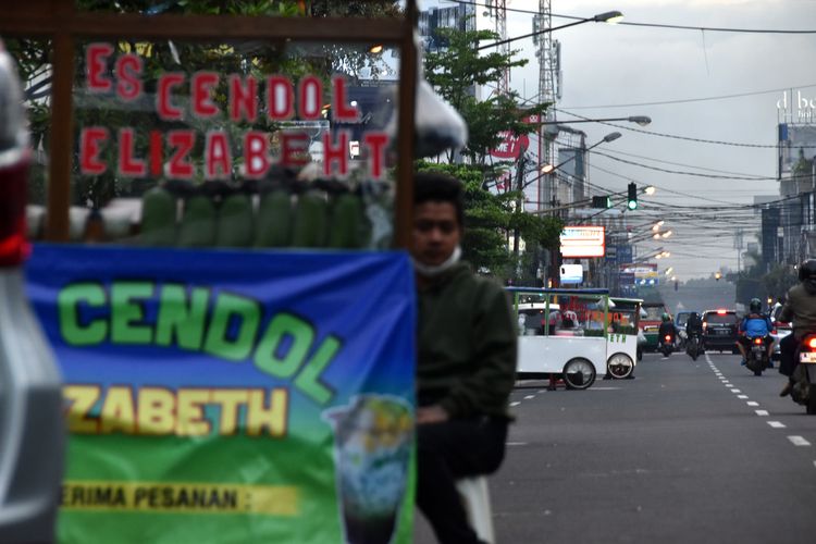 Para pedagang es cendol elizabeth menjajalkan cendolnya di Jalan Otista, Kota Bandung, Jawa Barat. Para pedagang ini biasa keluar setiap bulan Ramadhan.