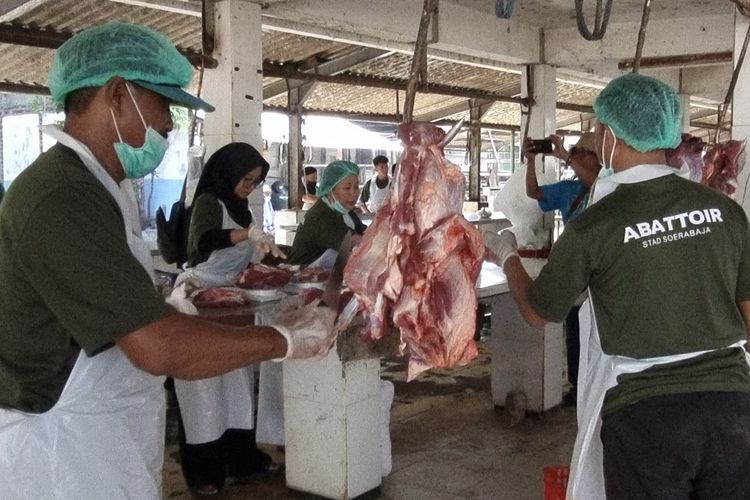 Proses pemotongan hewan kurban di RPH Surabaya, Senin (17/6/2024).