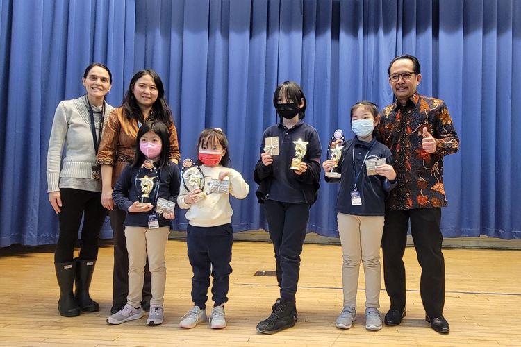 Siswa Sekolah Dasar James Ward (James Ward Elementary School) yang menjadi pemenang kompetisi kompetisi mewarnai dan merancang motif batik berfoto bersama dengan Konjen RI Chicago, Meri Binsar Simorangkir pada Kamis (23/2/2023).