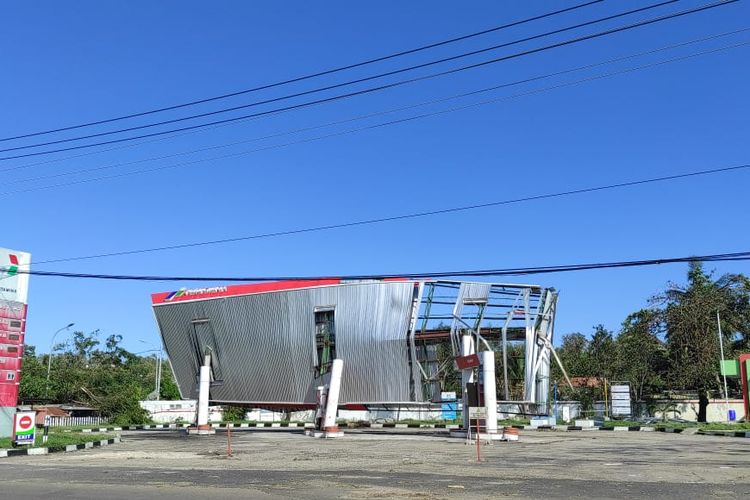 Sebuah stasiun pengisian bahan bakar umum (SPBU) di Kelapa Lima, Kota Kupang, NTT roboh diterjang siklon tropis Seroja