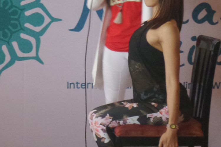 Guru Yoga Deera Dewi mencontohkan gerakan chest opener sebagai salah satu gerakan yoga sederhana yang bisa dilakukan di sela waktu kerja.