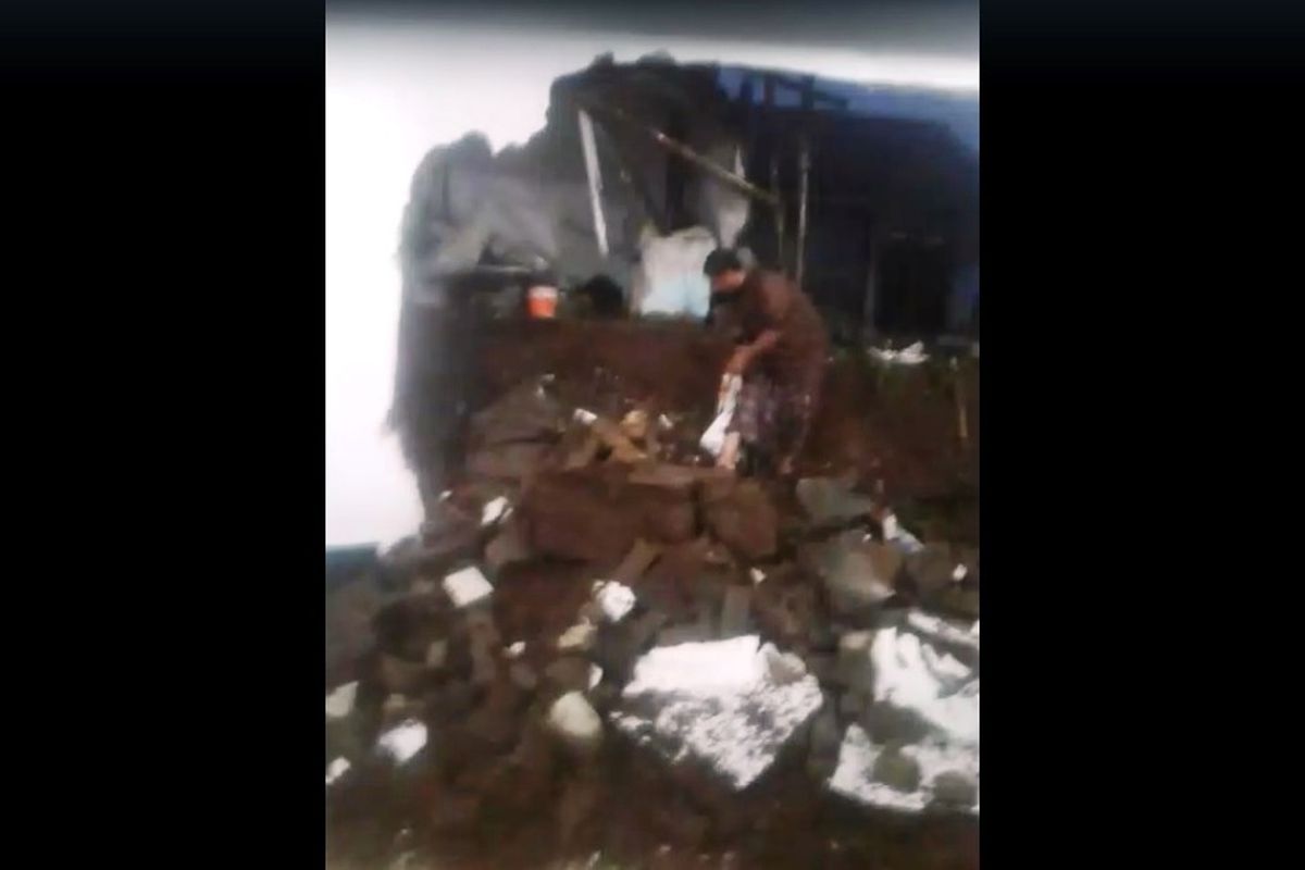 Kondisi sebuah bangunan masjid di Cianjur, Jawa Barat, yang jebol dindingnya pasca diterjang banjir, Senin (20/6/2022) petang.