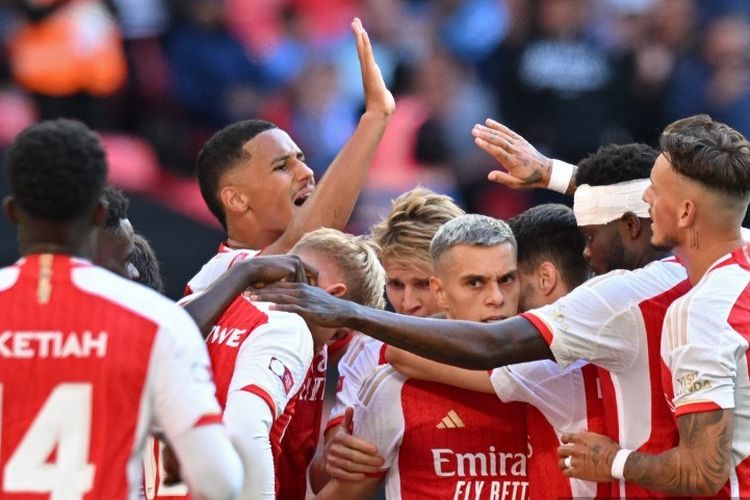 Selebrasi gol Leandro Trossard dalam laga Community Shield antara Arsenal vs Man City di Stadion Wembley, 6 Agustus 2023. (Photo by Glyn KIRK / AFP) 