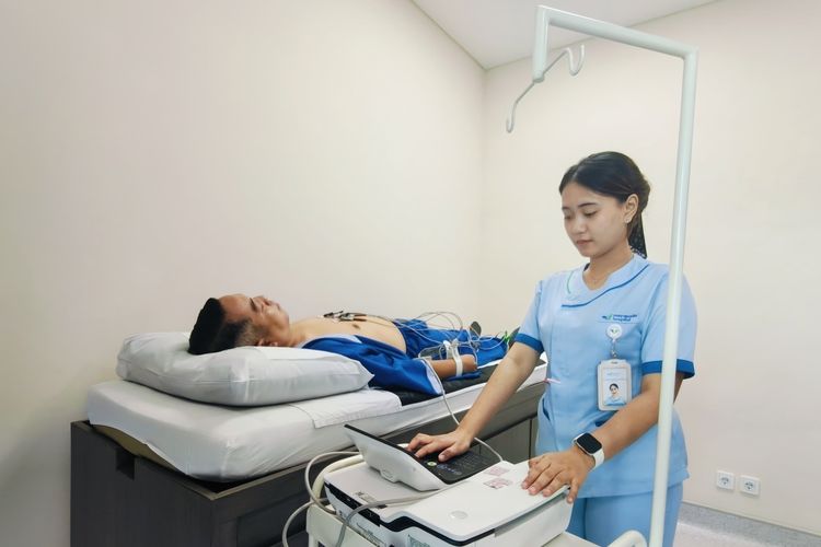 Seorang perawat sedang melakukan pengecekan pasien jantung yang berobat di Mayapada Hospital Surabaya, Jawa Timur, Jumat (13/2/2026) siang.