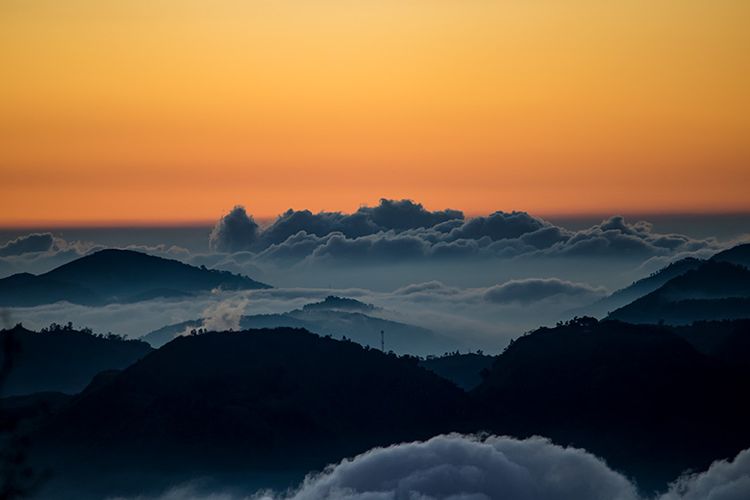 Dataran Tinggi Dieng yang Diselimuti Awan Dilihat Dari Gunung Sindoro.