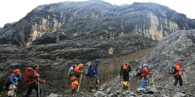 Tim Bravo Ekspedisi Tujuh Puncak Dunia dari Wanadri bersiap menyusuri jalur es puncak Nggapulu atau puncak Soekarno di ketinggian sekitar 4.700 meter di atas permukaan laut (mdpl), kawasan Pegunungan Jayawijaya, Papua, Senin (19/4/2010). Pendakian ke daerah puncak Nggapulu ini sebagai ajang pengenalan medan dan aklimatisasi bagi tim sebelum menuju puncak Carstensz Pyramid atau Ndugu-Ndugu yang berada di ketinggian 4.884 mdpl.