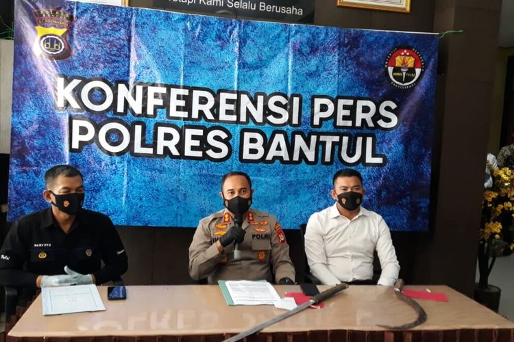 Kapolres Bantul AKBP Ihsan menerangkan terkait penangkapan terhadap 11 Siswa SMA yang ditangkap di Mapolres Bantul Senin (8/11/2021)