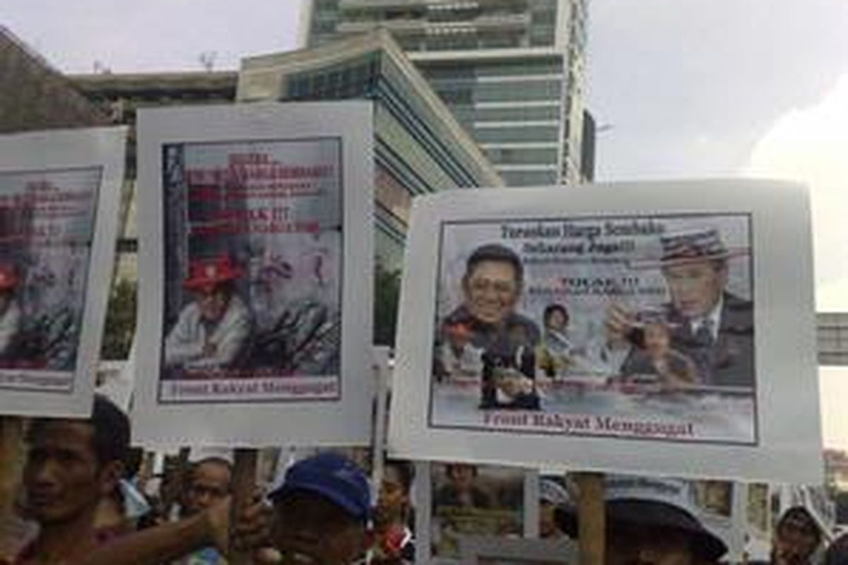 Dari Bundaran HI, para pengunjuk rasa berjalan kaki menuju IStana Merdeka, Senin (12/5).