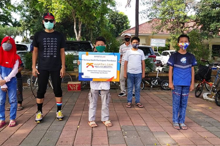 CSR Kompas.com membagikan kuota internet gratis kepada siswa-siswi tingkat Sekolah Dasar di kawasan Taman Makam Pahlawan Kalibata, Sabtu (12/9/2020)