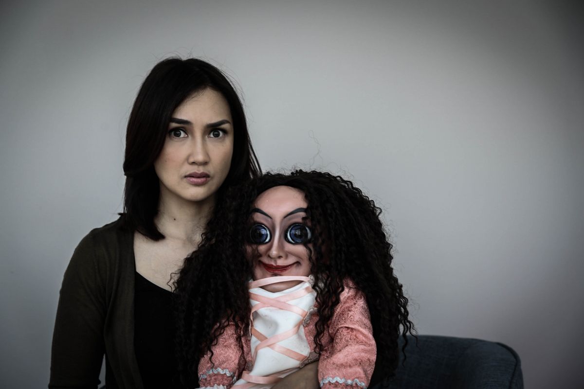 Sara Wijayanto berpose bersama boneka Sabrina usai wawancara promo film Sabrina di Menara Kompas Gramedia , Palmerah Selatan, Jakarta, Rabu (09/5/2018). Film garapan rumah produksi Hitmaker Studios yang bergenre horor tersebut akan tayang pada 12 Juli 2018.