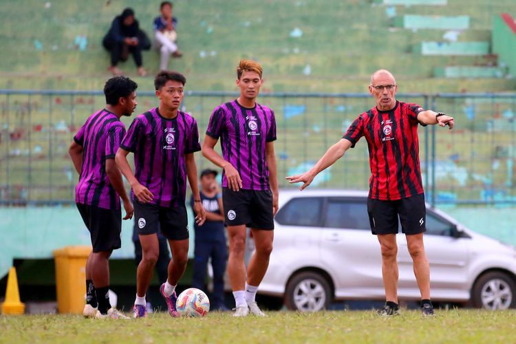 Pelatih Arema FC Fernando Valente saat memimpin latihan di Stadion Gajayana Kota Malang, Senin (11/9/2023) sore.